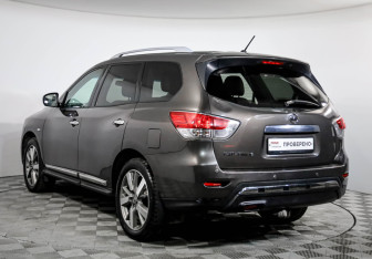 Подержанный автомобиль Nissan Pathfinder 2015 года (7 фото)