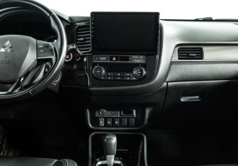 Подержанный автомобиль Mitsubishi Outlander 2019 года (14 фото)