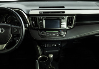 Подержанный автомобиль Toyota RAV4 2013 года (14 фото)