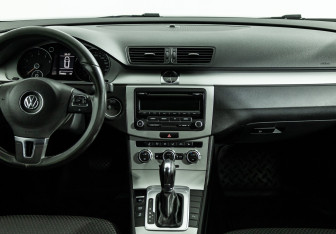Подержанный автомобиль Volkswagen Passat Wagon 2012 года (14 фото)