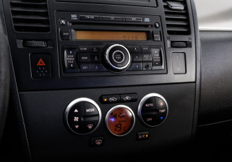 Подержанный автомобиль Nissan Tiida Hatchback 2010 года (13 фото)