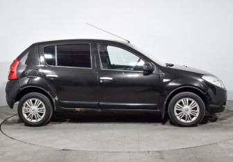 Подержанный автомобиль Renault Sandero 2013 года (4 фото)