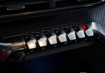 Подержанный автомобиль Peugeot 3008 2020 года (17 фото)