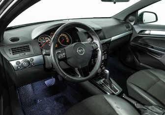 Подержанный автомобиль Opel Astra Hatchback 2010 года (10 фото)