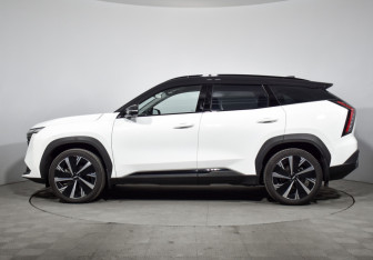Подержанный автомобиль Geely Atlas 2023 года (8 фото)