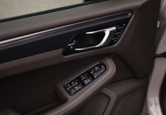 Подержанный автомобиль Porsche Macan 2019 года (27 фото)