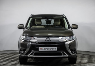 Подержанный автомобиль Mitsubishi Outlander 2020 года (2 фото)