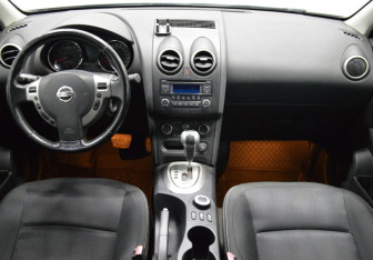 Подержанный автомобиль Nissan Qashqai 2012 года (13 фото)