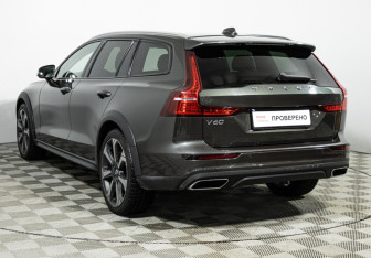 Подержанный автомобиль Volvo V60 Cross Country 2019 года (7 фото)
