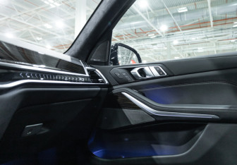 Подержанный автомобиль BMW X7 2023 года (29 фото)