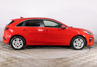 Подержанный автомобиль Kia Ceed Hatchback 2019 года (8 фото)