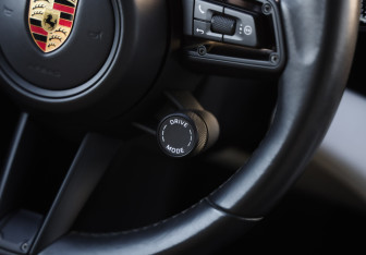 Подержанный автомобиль Porsche Taycan 2021 года (15 фото)