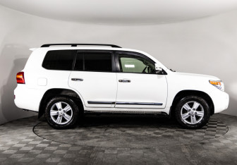 Подержанный автомобиль Toyota Land Cruiser Suv 2012 года (4 фото)