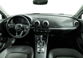 Подержанный автомобиль Audi A3 Hatchback 2016 года (13 фото)