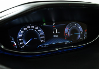 Подержанный автомобиль Peugeot 3008 2018 года (12 фото)