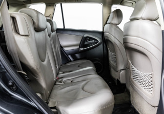 Подержанный автомобиль Toyota RAV4 2006 года (19 фото)