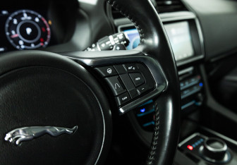 Подержанный автомобиль Jaguar F-Pace 2019 года (22 фото)