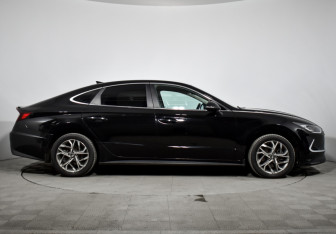 Подержанный автомобиль Hyundai Sonata 2021 года (4 фото)