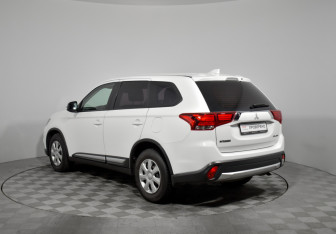 Подержанный автомобиль Mitsubishi Outlander 2017 года (8 фото)