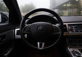 Подержанный автомобиль Jaguar XF Sedan 2015 года (10 фото)