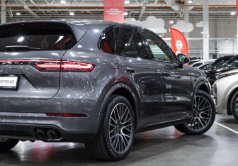Подержанный автомобиль Porsche Cayenne 2020 года (12 фото)