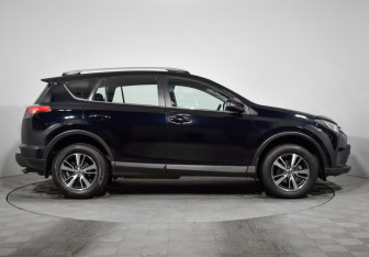 Подержанный автомобиль Toyota RAV4 2018 года (4 фото)