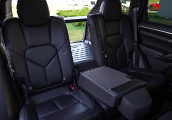 Подержанный автомобиль Porsche Cayenne 2012 года (33 фото)