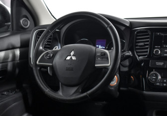 Подержанный автомобиль Mitsubishi Outlander 2013 года (14 фото)