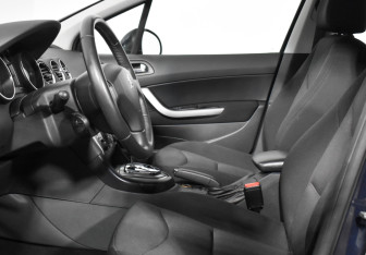 Подержанный автомобиль Peugeot 408 2013 года (10 фото)