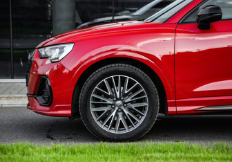 Подержанный автомобиль Audi Q3 2019 года (10 фото)
