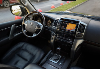 Подержанный автомобиль Toyota Land Cruiser Suv 2013 года (9 фото)
