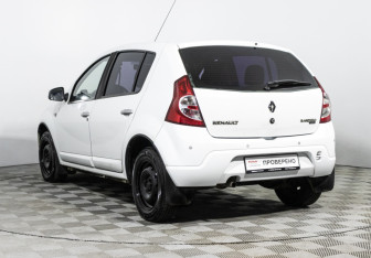 Подержанный автомобиль Renault Sandero 2011 года (7 фото)