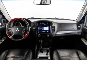 Подержанный автомобиль Mitsubishi Pajero 2011 года (10 фото)