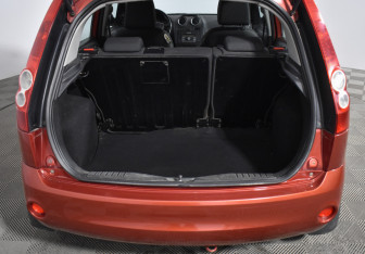 Подержанный автомобиль Ford Fiesta Hatchback 2007 года (18 фото)