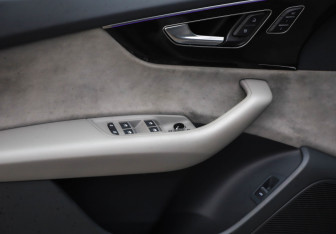 Подержанный автомобиль Audi Q8 2019 года (24 фото)