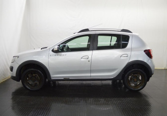 Подержанный автомобиль Renault Sandero 2014 года (8 фото)