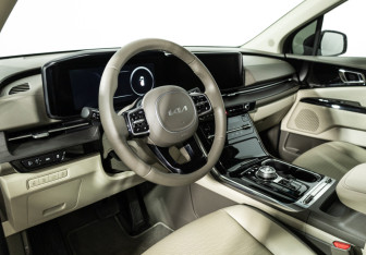 Подержанный автомобиль Kia Carnival 2022 года (11 фото)