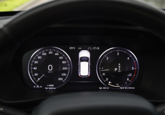 Подержанный автомобиль Volvo XC40 2019 года (14 фото)