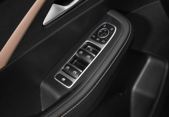 Подержанный автомобиль Omoda C5 2023 года (10 фото)