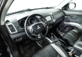 Подержанный автомобиль Mitsubishi Outlander 2012 года (11 фото)