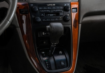 Подержанный автомобиль Lexus RX 2002 года (12 фото)