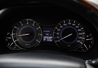 Подержанный автомобиль Infiniti QX80 2017 года (13 фото)