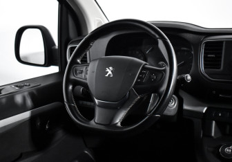 Подержанный автомобиль Peugeot Traveller 2020 года (16 фото)