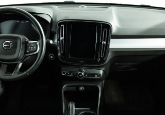 Подержанный автомобиль Volvo XC40 2019 года (14 фото)