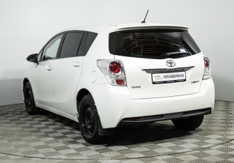 Подержанный автомобиль Toyota Verso 2013 года (7 фото)