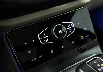 Подержанный автомобиль Hongqi H5 2022 года (19 фото)