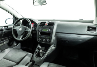 Подержанный автомобиль Volkswagen Golf Hatchback 2008 года (9 фото)