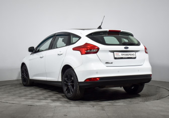 Подержанный автомобиль Ford Focus Hatchback 2017 года (7 фото)