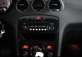 Подержанный автомобиль Peugeot 408 2013 года (16 фото)