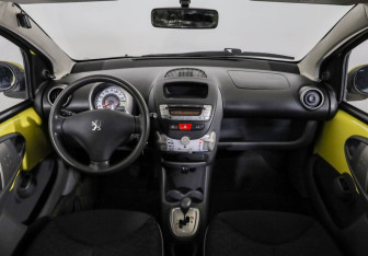 Подержанный автомобиль Peugeot 107 2010 года (10 фото)